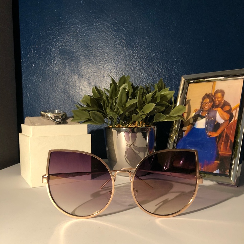 SUNGLASSES 😎 - Picture 2 of 3